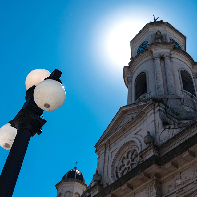 Dos iglesias coloniales en Carmen de Areco